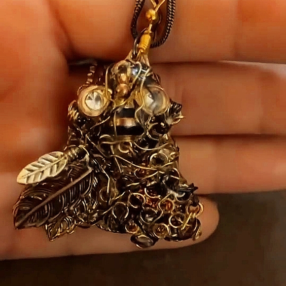 Bee Pendant - Picture 3 of 7